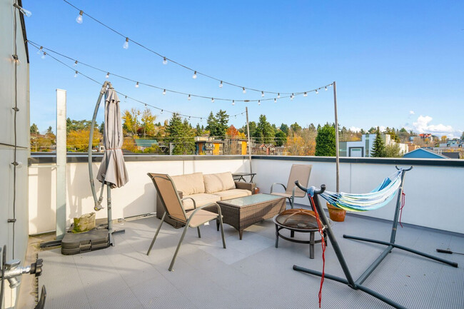 Building Photo - 3900 Leary Wy NW