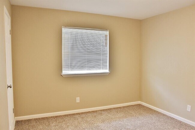 Building Photo - 302 Linkwood Dr