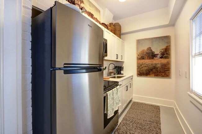 Building Photo - 306 E Victory Dr