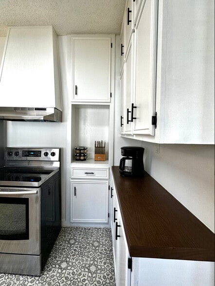 Building Photo - 236 S Charles St