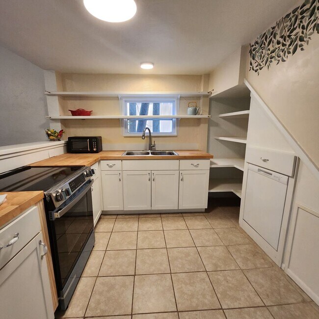 Building Photo - Single Family Home Close to UF!