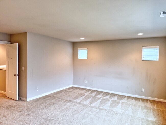 Building Photo - Seven Seven Oaks St SE