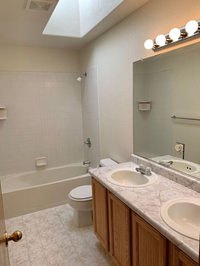 Building Photo - Gorgeous 5 Bedroom 3.5 Bath House with 3 c...
