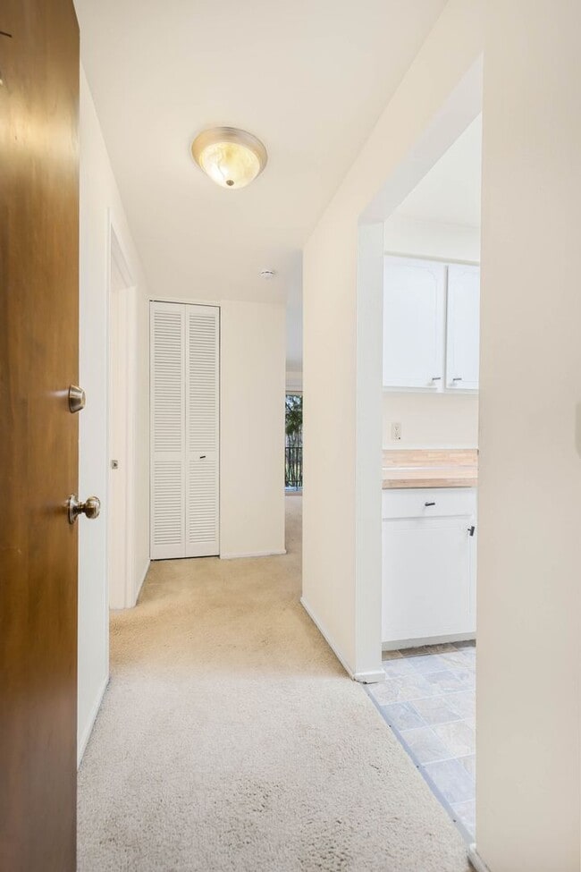 Building Photo - 1 Bedroom 1 Bath Condo in Kirkland