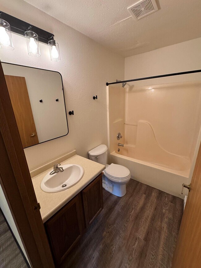 Building Photo - 302 Balsam St