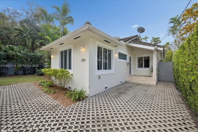 Building Photo - 2910 Calusa St