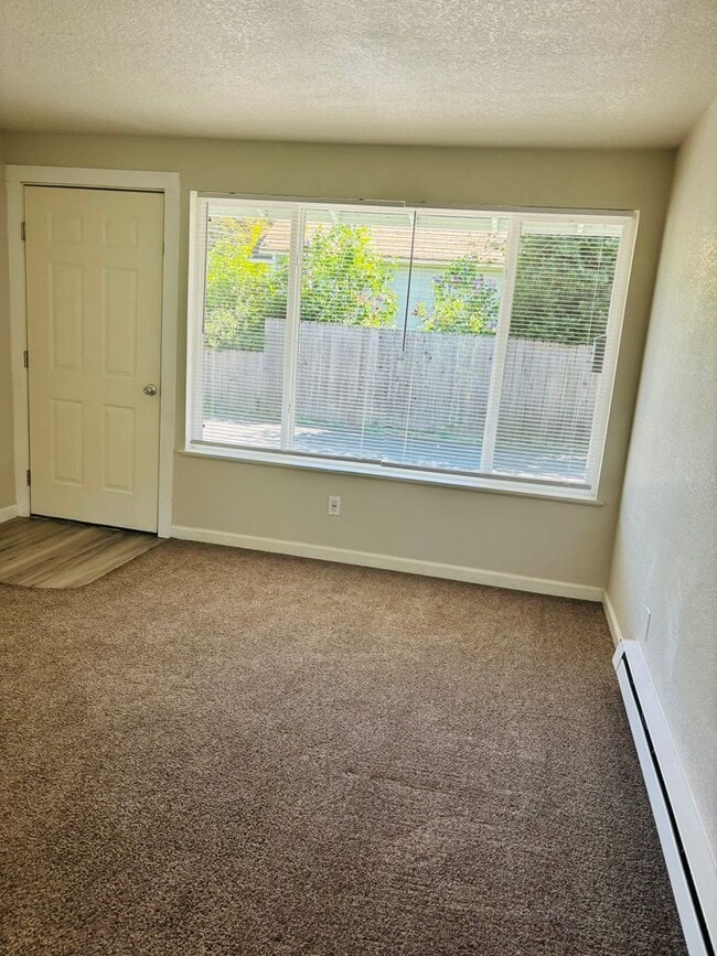 Building Photo - Cute 2 bedroom west Roseburg duplex with carport