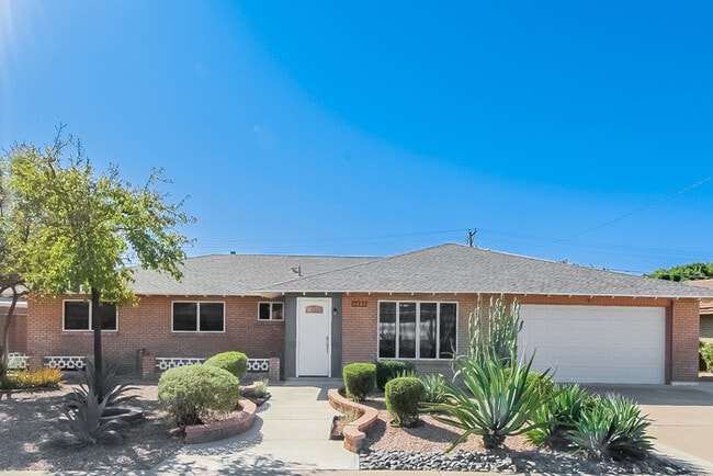 Building Photo - 525 E Geneva Dr