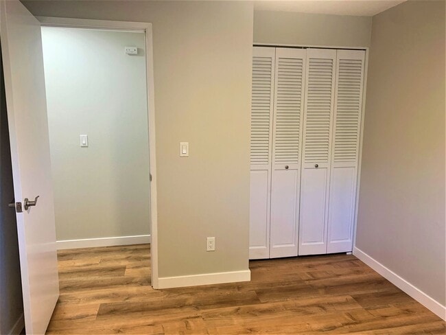 Building Photo - Desirable Cascade Park Location with Many ...