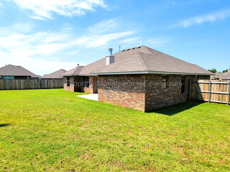 Building Photo - 4500 Oasis Ct