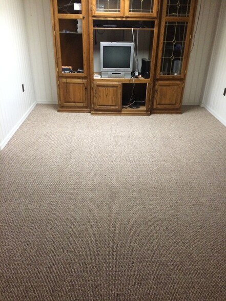 Building Photo - 605 Burlington Ct