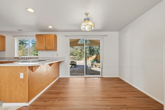 Building Photo - Move in Ready now! 3 bed 2.5ba - Olympia School District