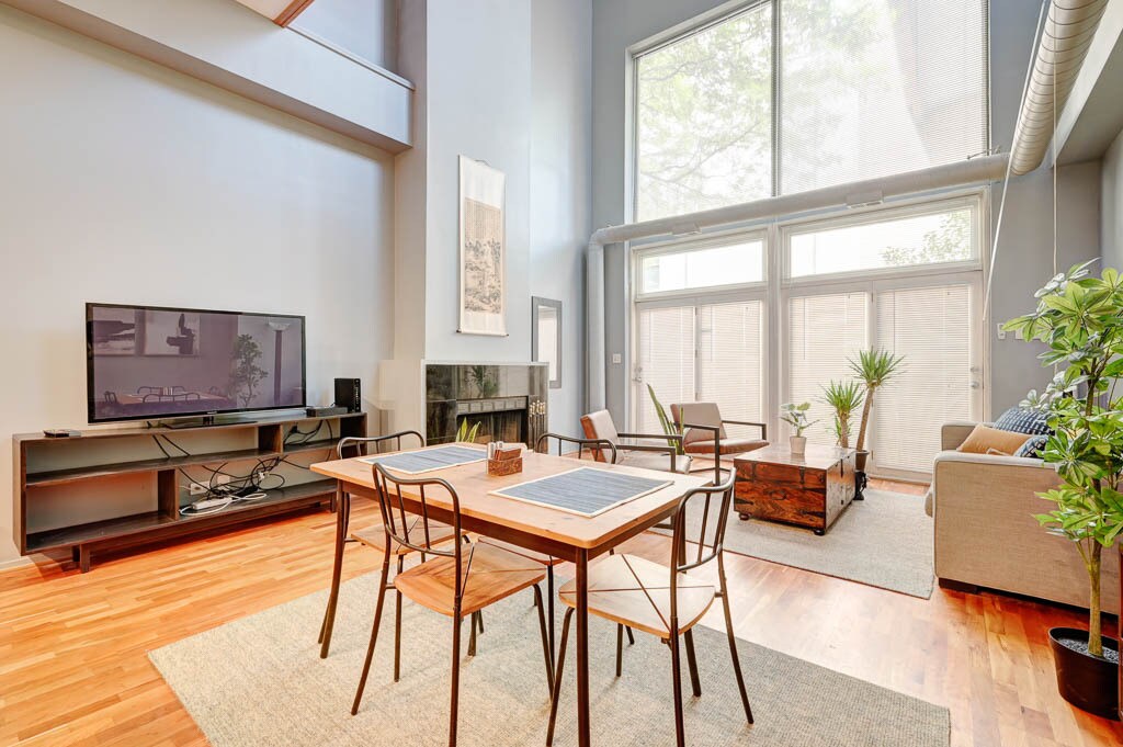 Building Photo - 1760 W Wrightwood Ave