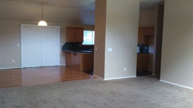 Building Photo - 4 Bed, 2 Bath, 2 car garage home, 1.5 miles from OU campus.