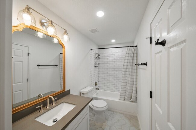 Building Photo - 4884 Holly Ln W