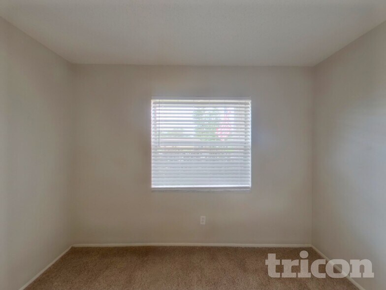 Building Photo - 125 Hidden Lake Dr