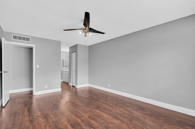 Building Photo - 5961 N Falls Circle Dr