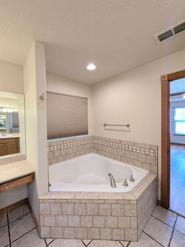 Building Photo - Luxurious Relaxation in Raintree