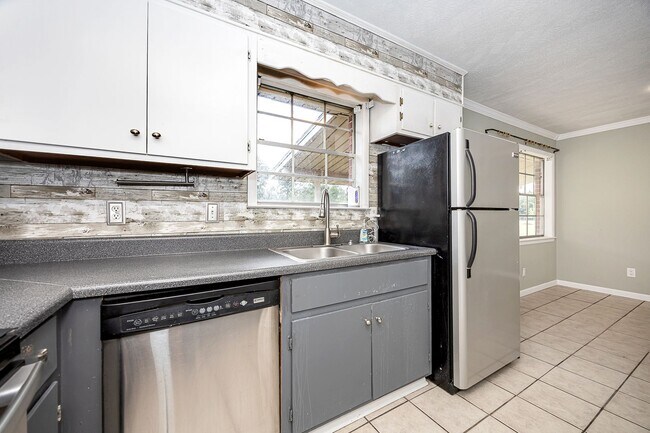 Building Photo - Move in ready 3 Bed 2 Bath Home in East Central School District!