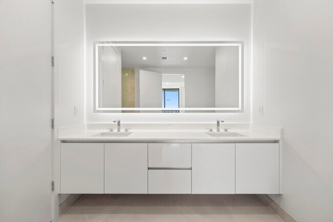 Building Photo - 220 Lake Shore Dr