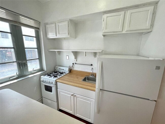 Building Photo - 901 Collins Ave