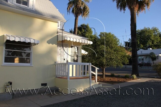 Building Photo - Charming 1 Bed/1 Bath Bottom Unit In The H...