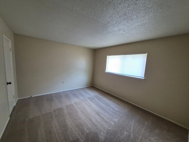 Building Photo - 120 Friendswood Path