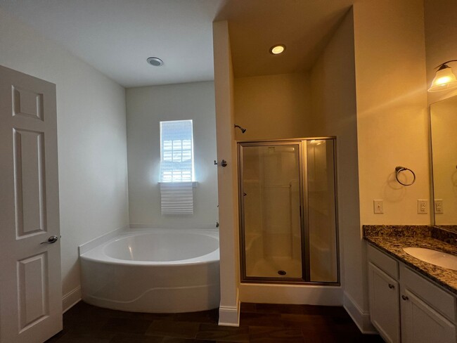 Building Photo - Beautiful Townhome in Central Myrtle Beach!