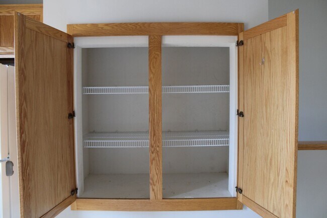 Building Photo - Three bed 2 bath townhome $1750/mo.