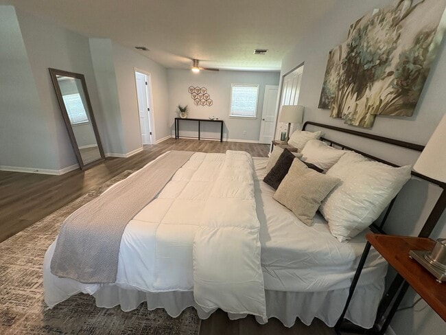 Building Photo - 2510 Lake Ellen Dr