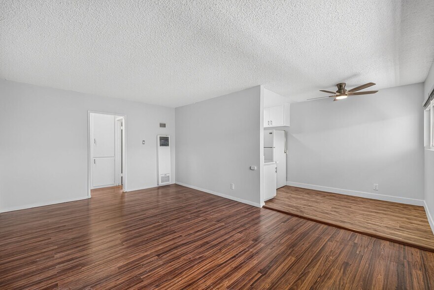 Building Photo - 517 Venice Way