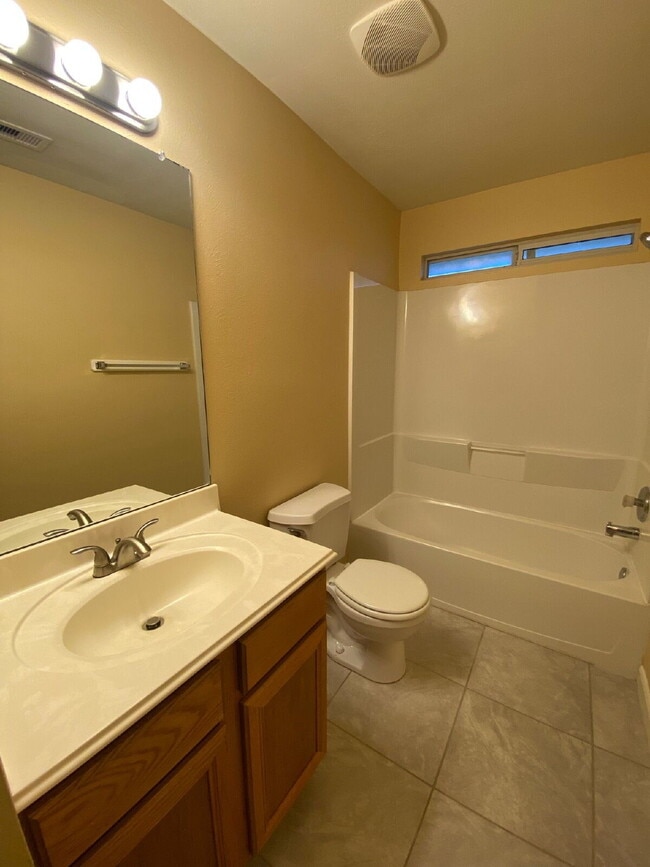 Building Photo - Spacious 4Bed, 2.5 Bath plus Bonus Room, 2-story home in the desirable Remington Grove community!