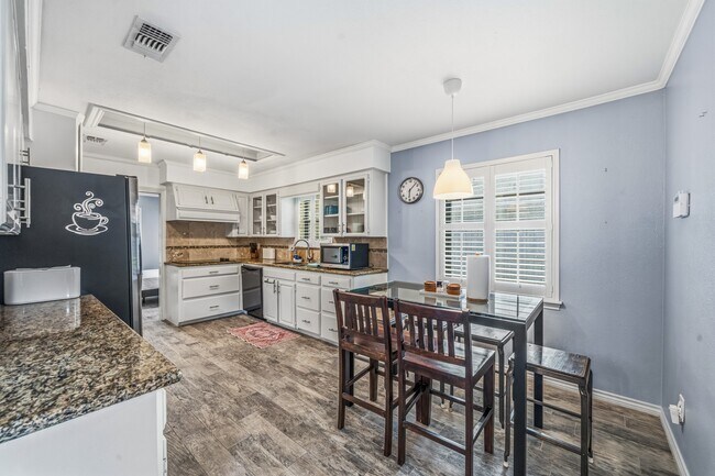 Building Photo - 8426 Edgemoor Dr