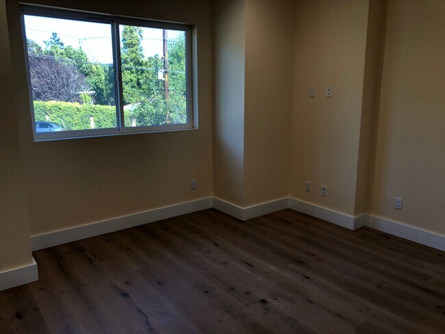 Building Photo - 463 La Paloma Rd