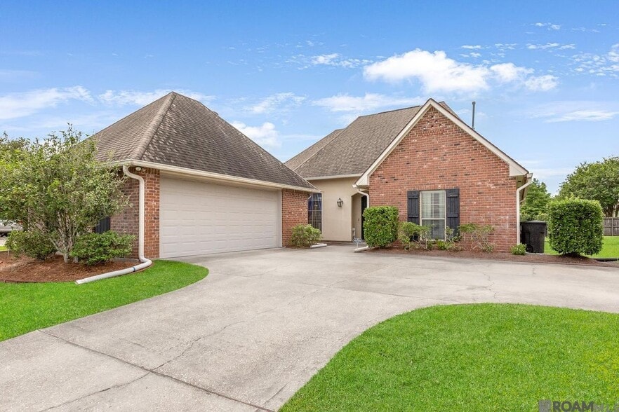 Building Photo - 10743 Hillbrook Ave
