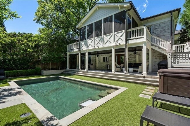 Building Photo - 663 Yorkshire Rd NE