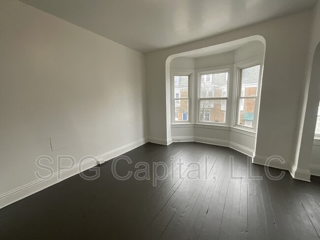 Building Photo - 829 W Poplar St