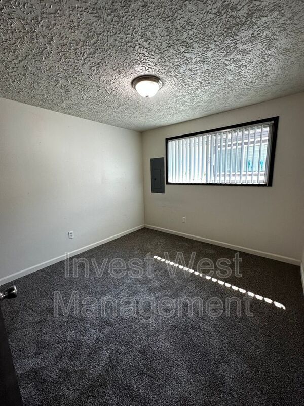 Building Photo - 550 NE Anderson St