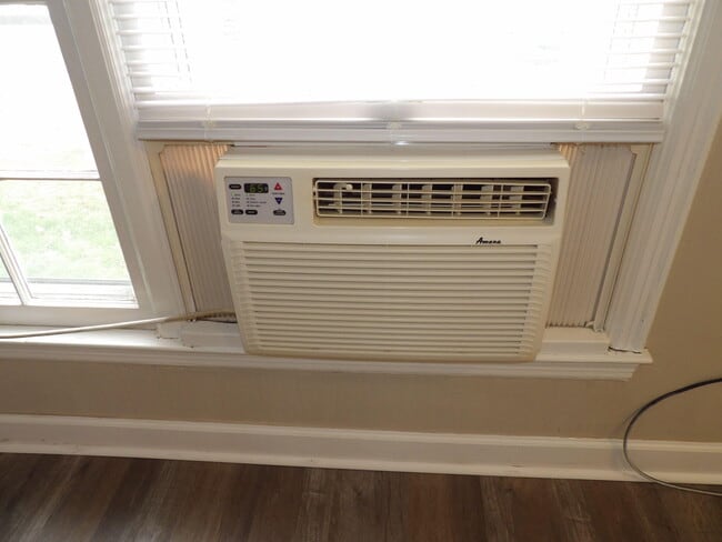 Building Photo - 903 Collins Ln