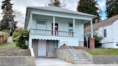 Building Photo - Cute Remodeled 2/1