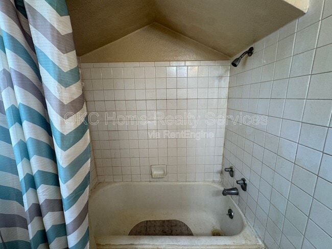 Building Photo - 2225 Glen Ellyn St