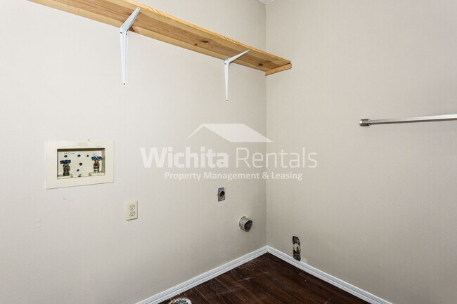 Building Photo - 9316 E Funston St