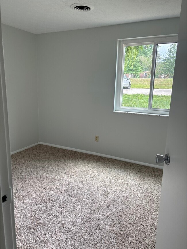 Building Photo - 2 bed 1.5 bath condo