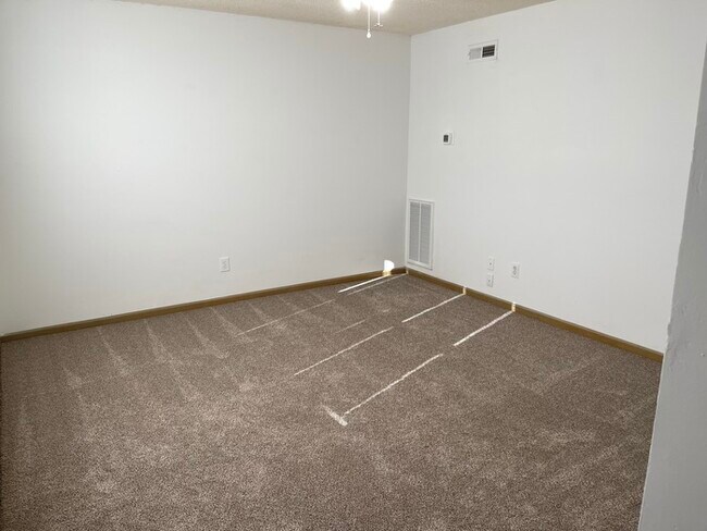 Building Photo - 535 Shearers Rd