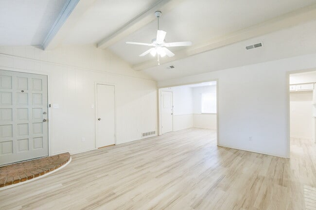 Building Photo - Beautifully Updated Duplex in South Lubbock!