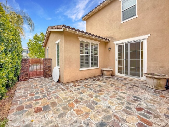 Building Photo - SD: Spacious 5B/4BA Home with Private Patio, Backyard & Soaking Tub