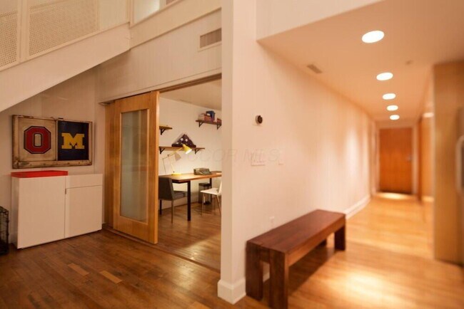 Building Photo - 106 N High St