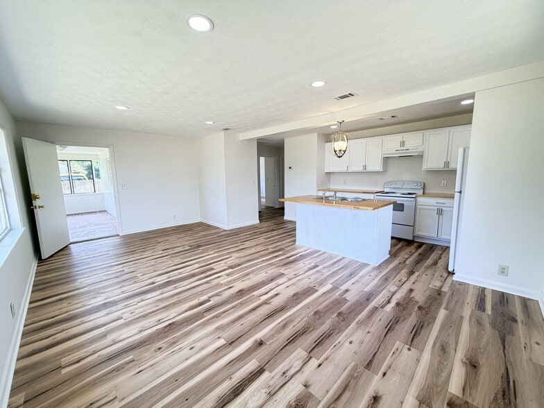 Building Photo - 2641 FL-73