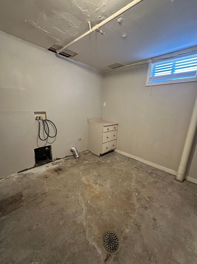 Building Photo - 6820 Larsh Dr
