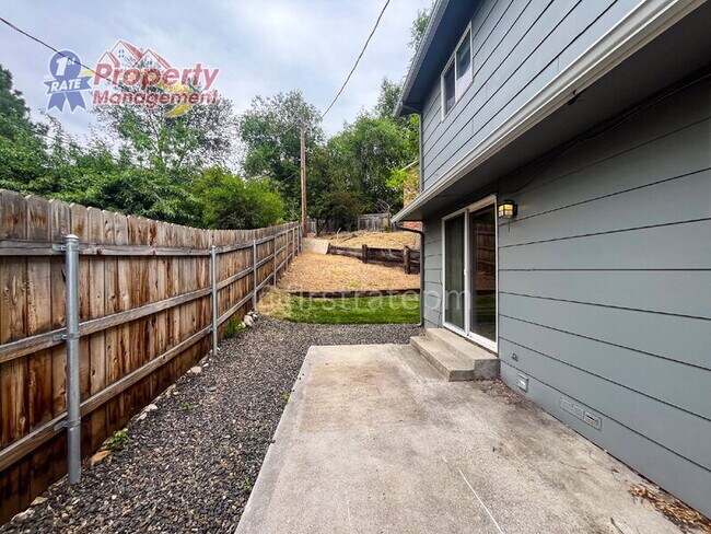 Building Photo - 1030 E Floral Ln